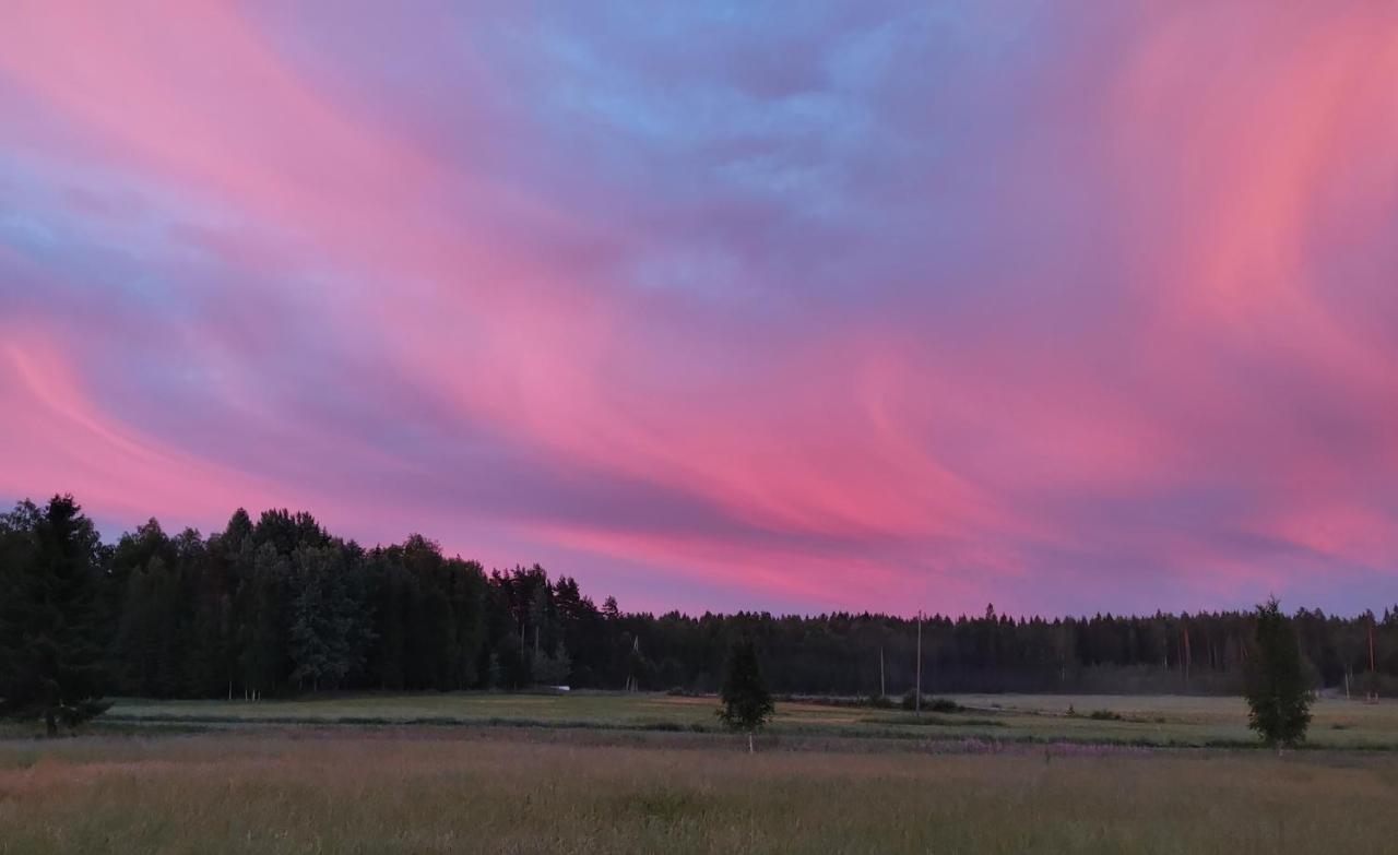 Отель Satukurki-Vierasmaja - Simple And Cute Cabin Састамала Экстерьер фото